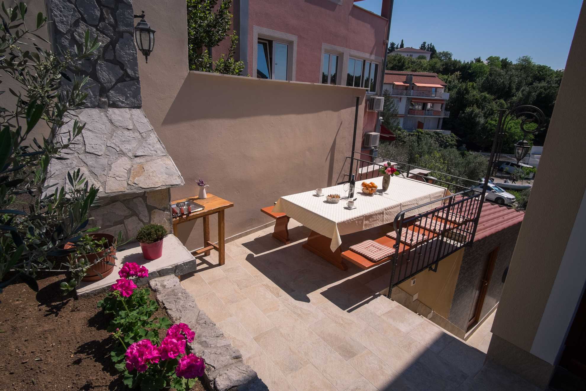 Studio apartment IVA with terrace