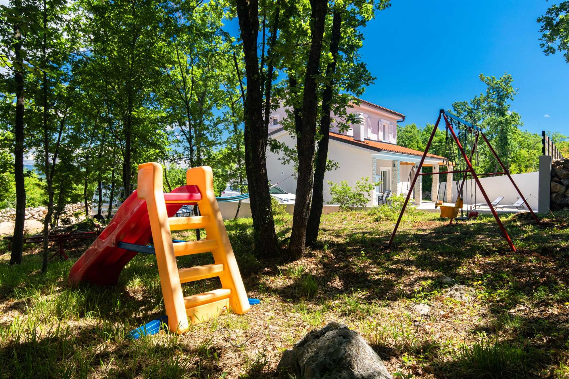 Vila SANDRINA z ogrevanim bazenom in prostornim dvoriščem