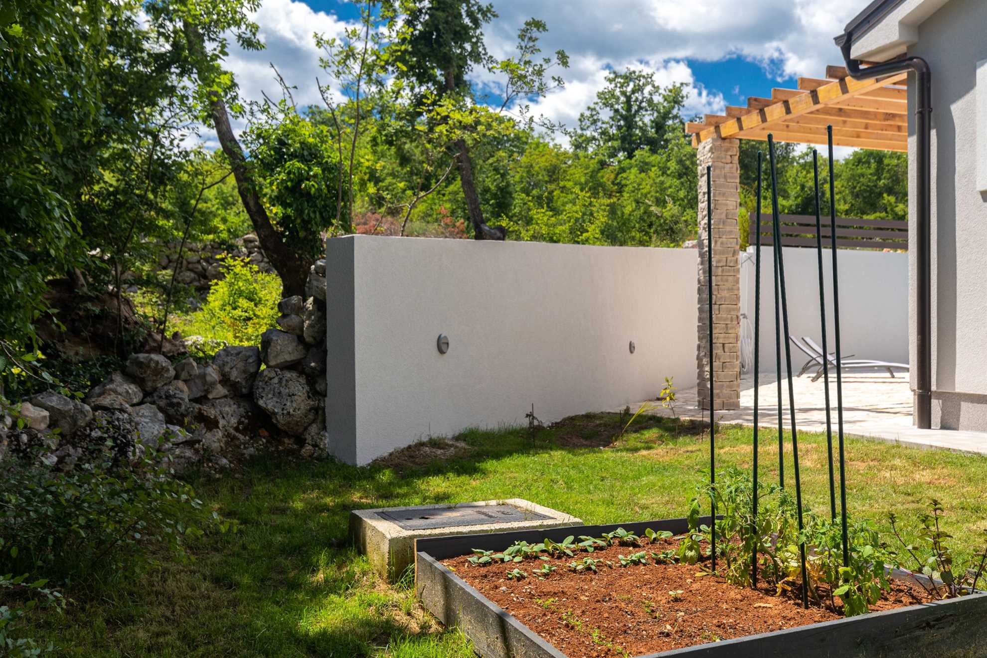 Vila SANDRINA z ogrevanim bazenom in prostornim dvoriščem