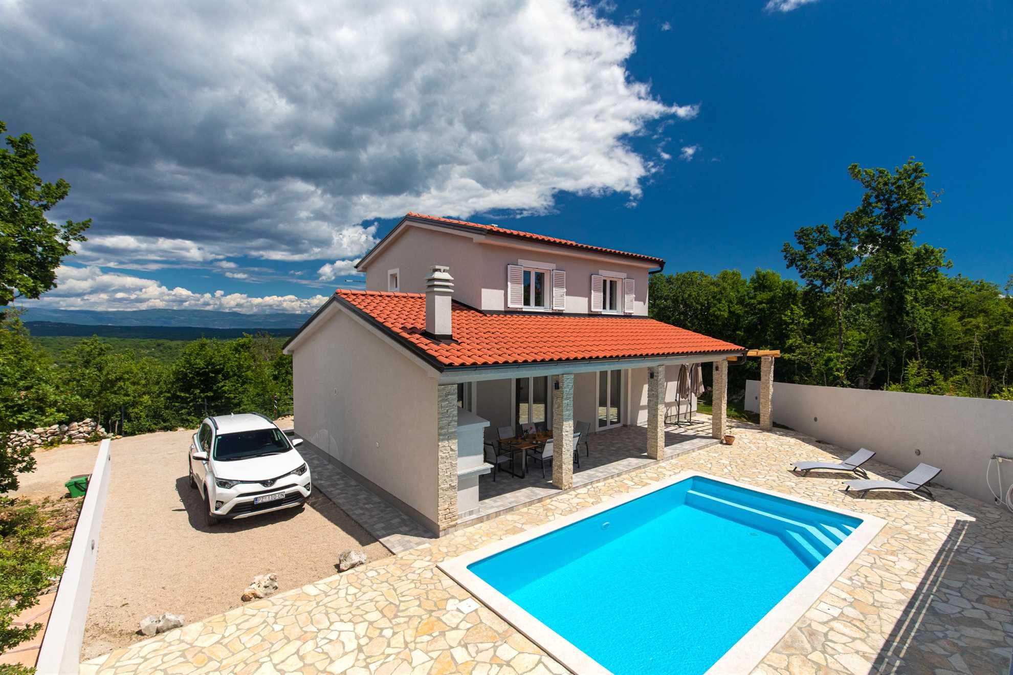 Vila SANDRINA z ogrevanim bazenom in prostornim dvoriščem