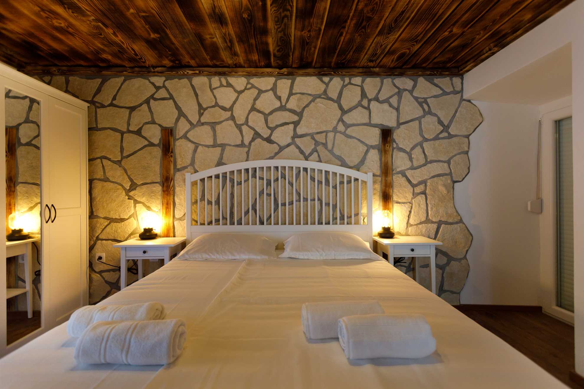 Rustic apartment EVELIN close to the beach