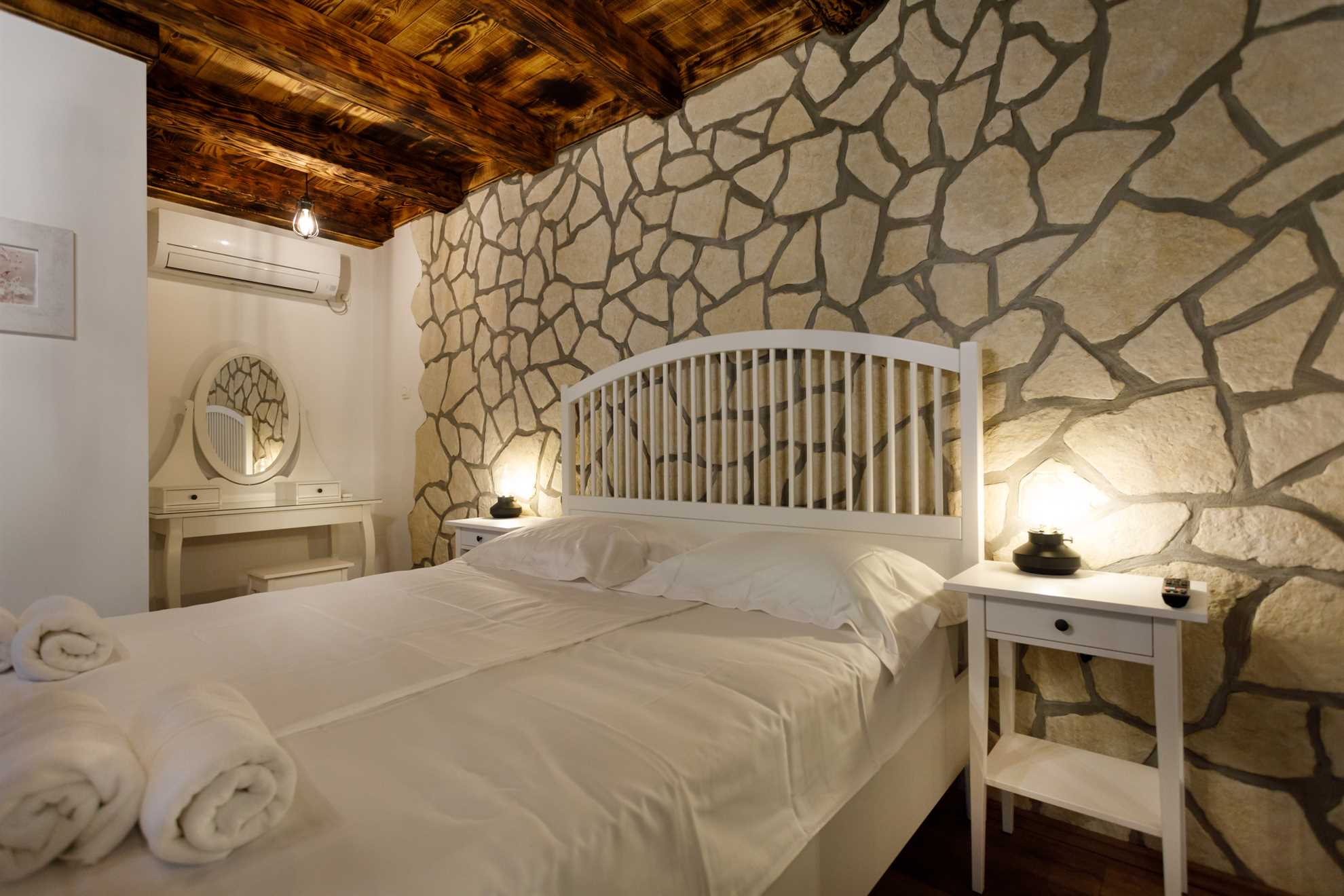 Rustic apartment EVELIN close to the beach