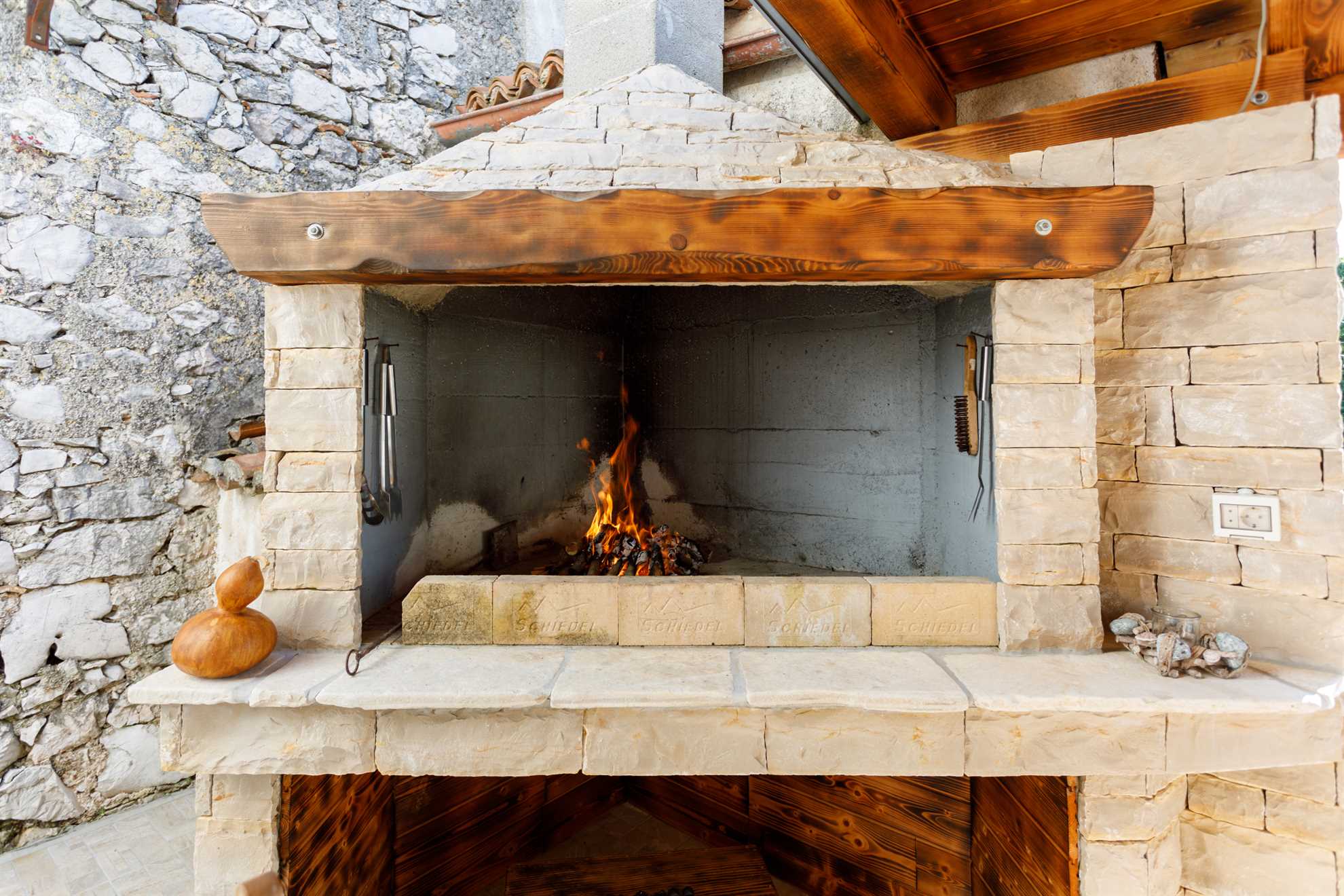 Rustic apartment EVELIN close to the beach