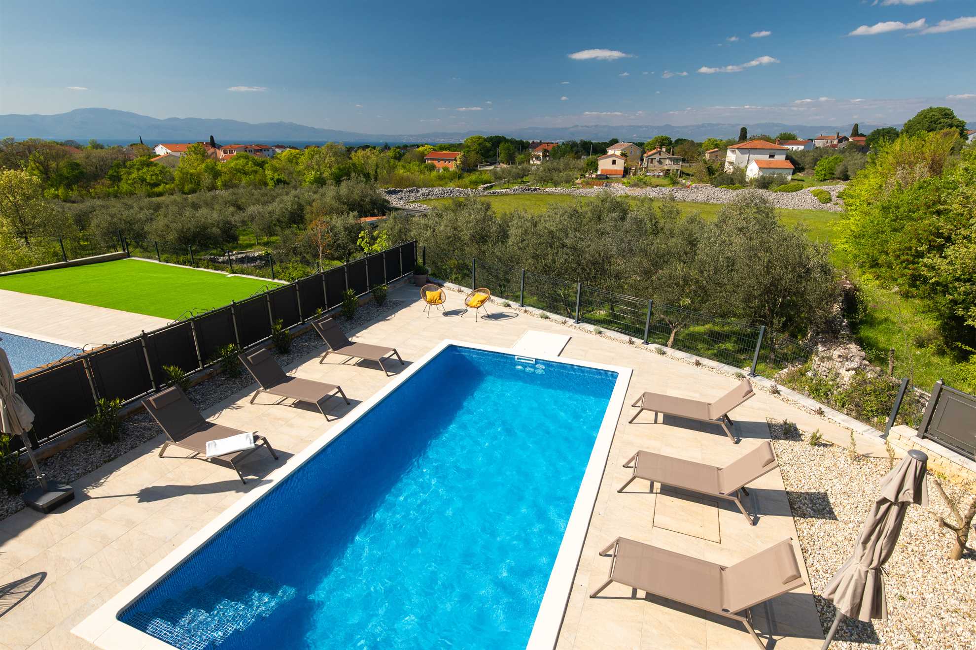 Villa OLIVE OCEAN mit Pool und Meerblick