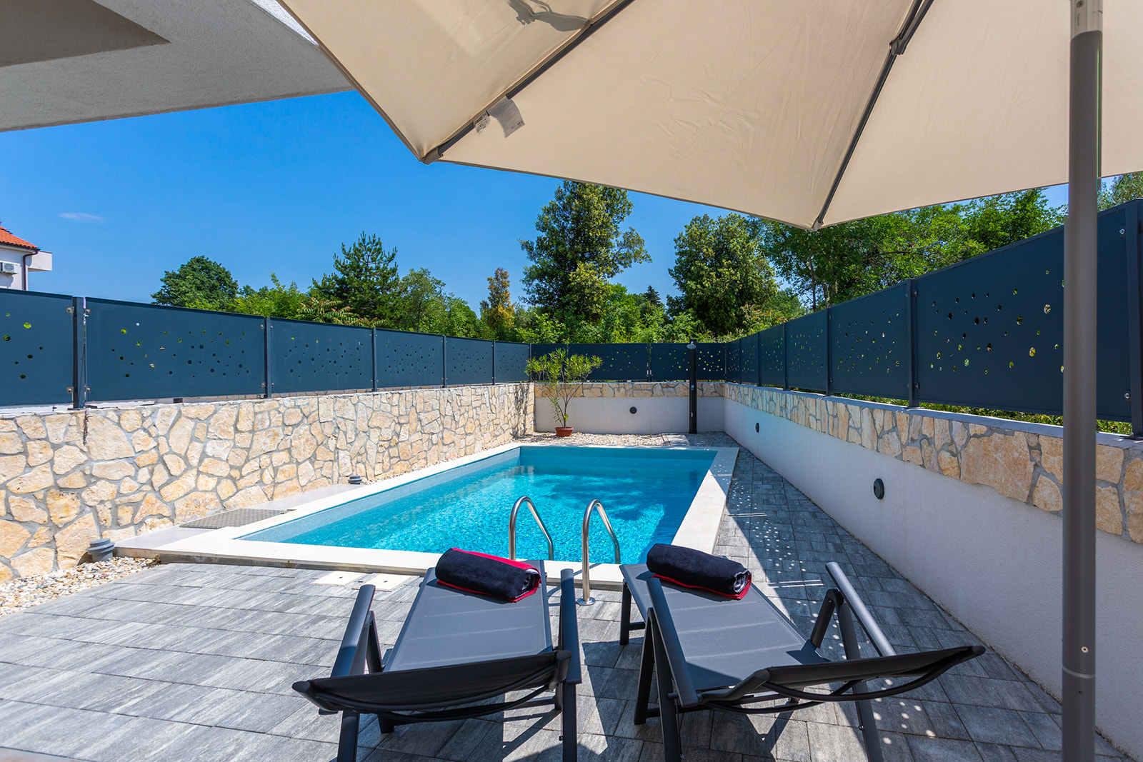 Villa LARUS mit privatem Pool