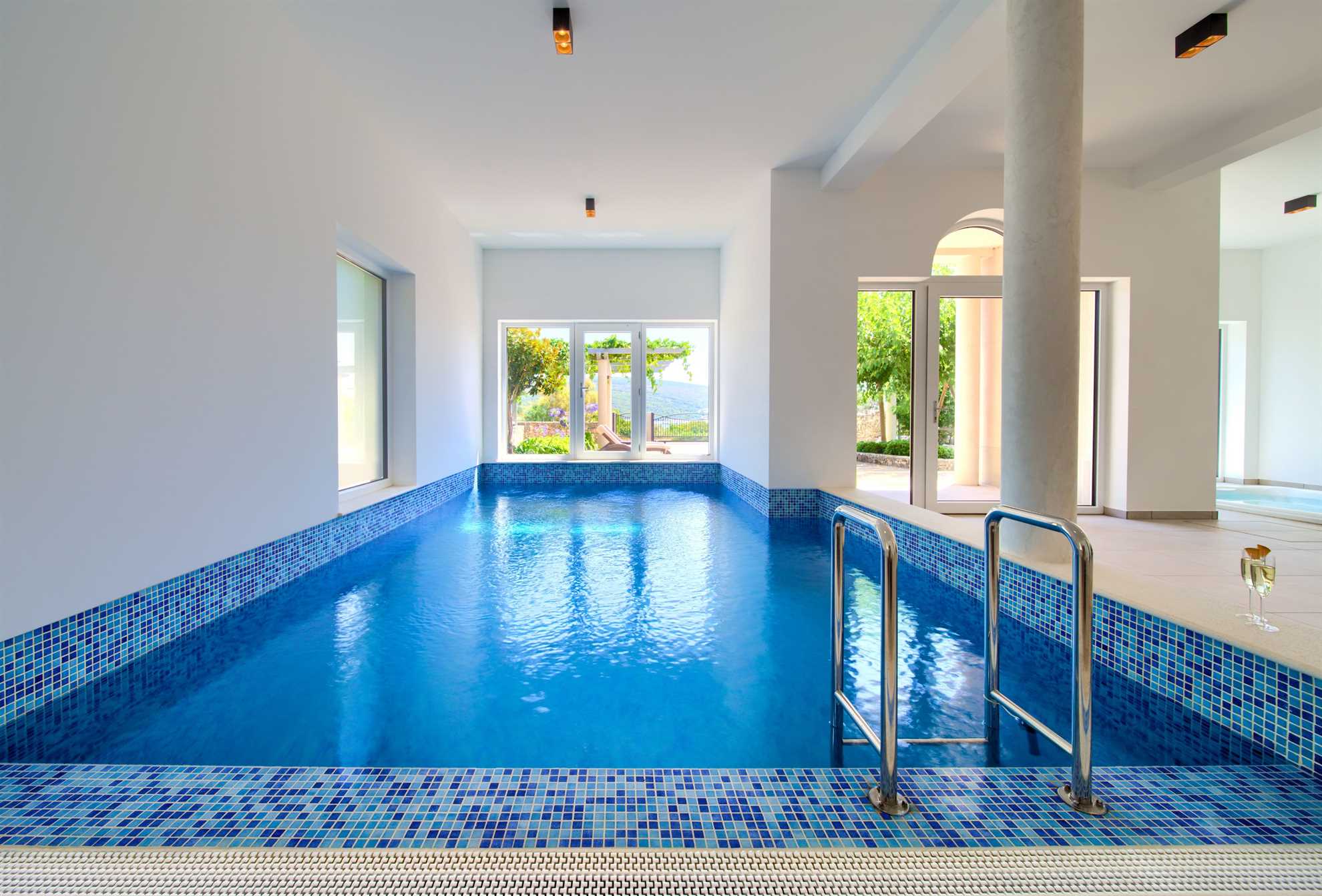 Apartment ROYAL 1 with pool and jacuzzi