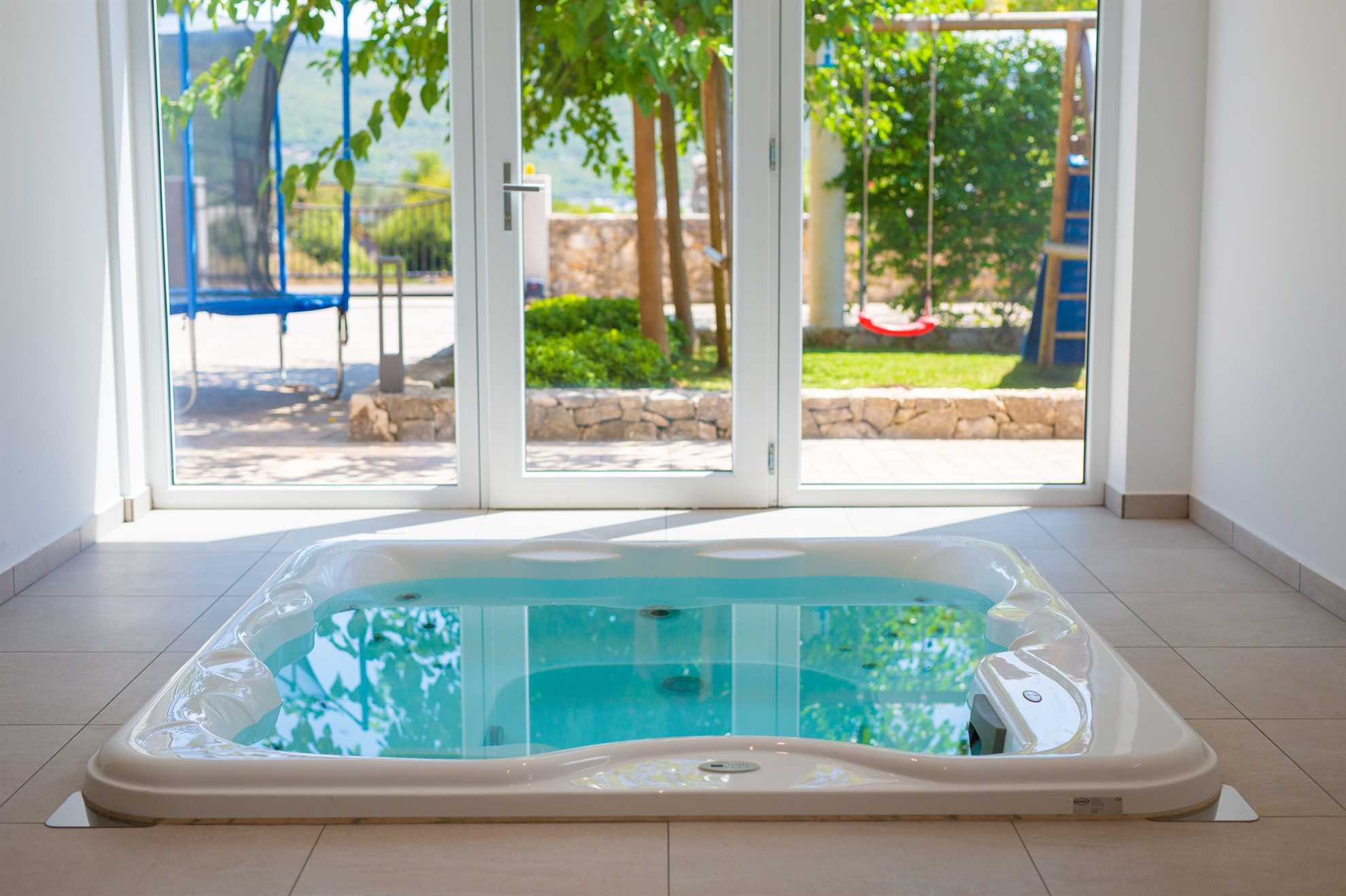 Apartment ROYAL 1 with pool and jacuzzi