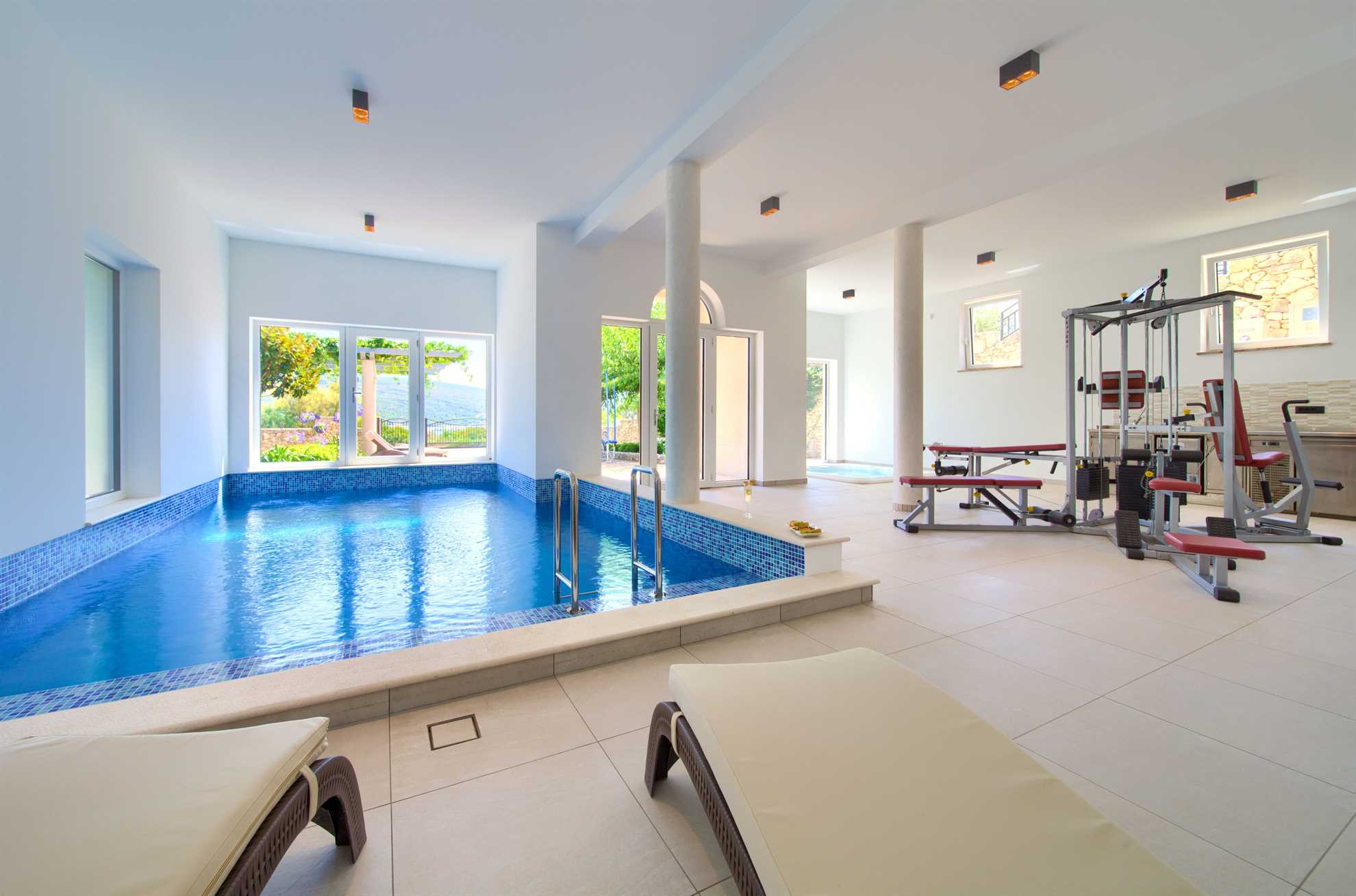 Apartment ROYAL 1 with pool and jacuzzi