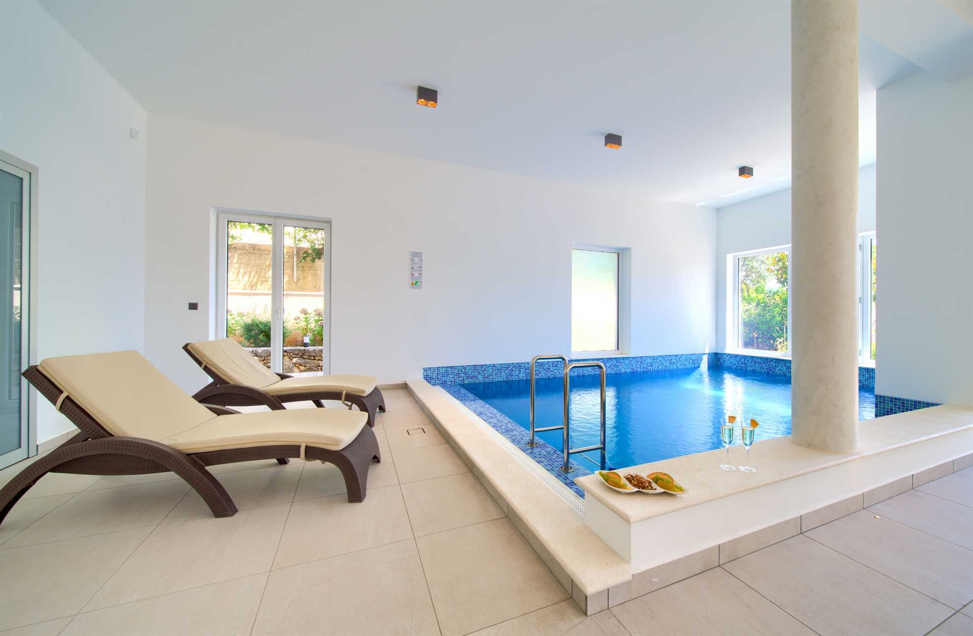 Apartment ROYAL 1 with pool and jacuzzi