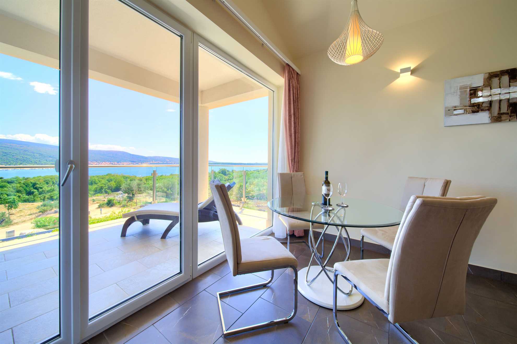 Apartment ROYAL 1 with pool and jacuzzi