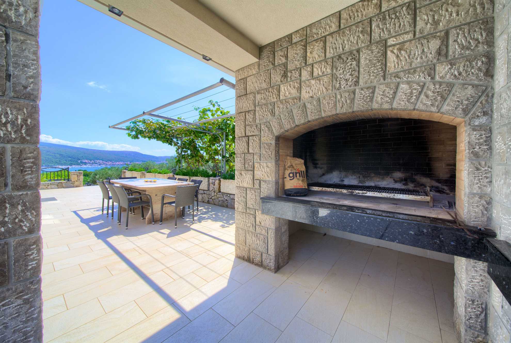 Apartment ROYAL 1 with pool and jacuzzi