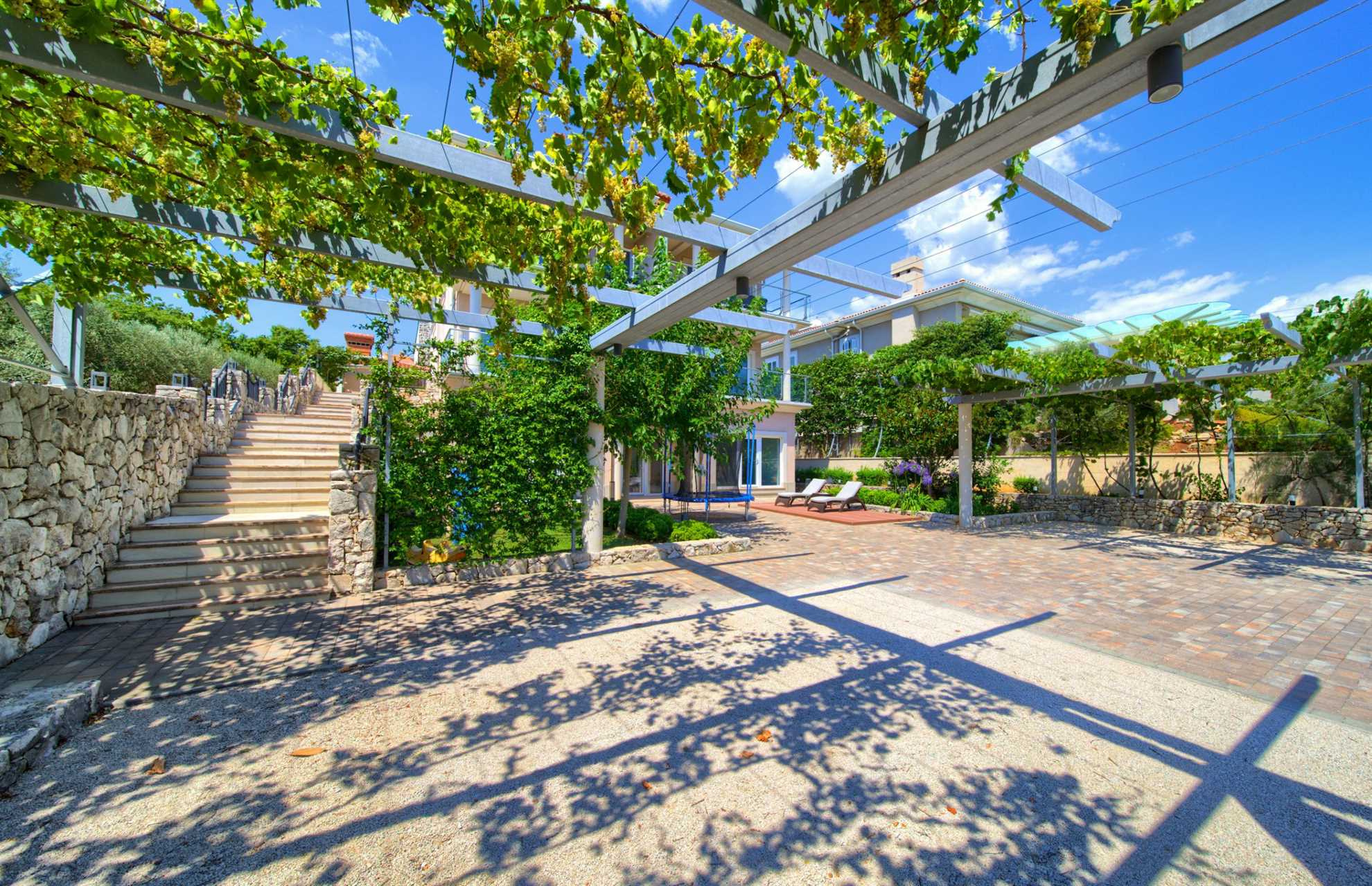 Apartment ROYAL 1 with pool and jacuzzi