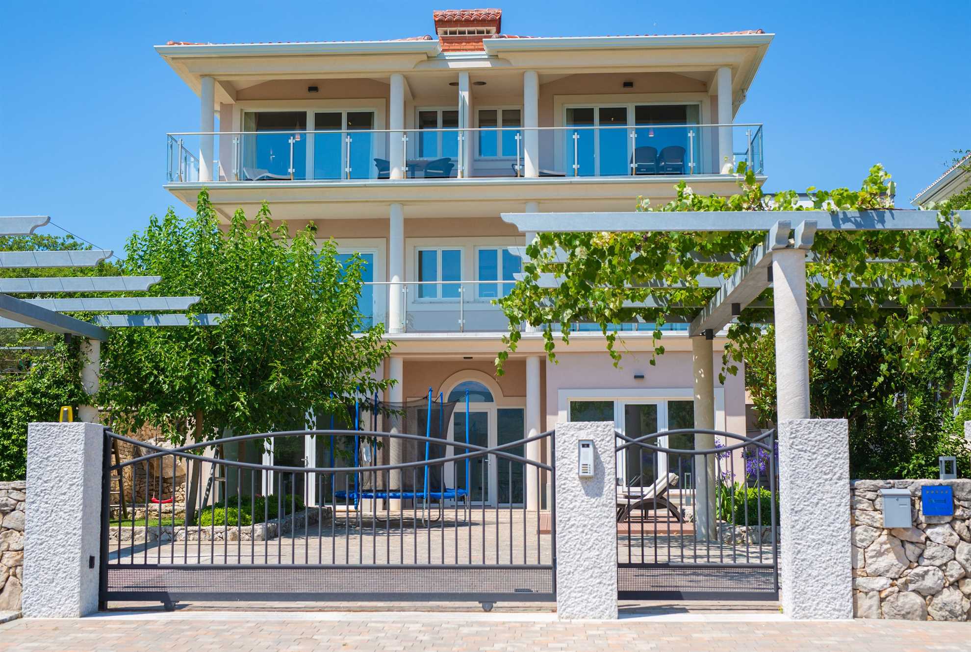 Apartment ROYAL 1 with pool and jacuzzi