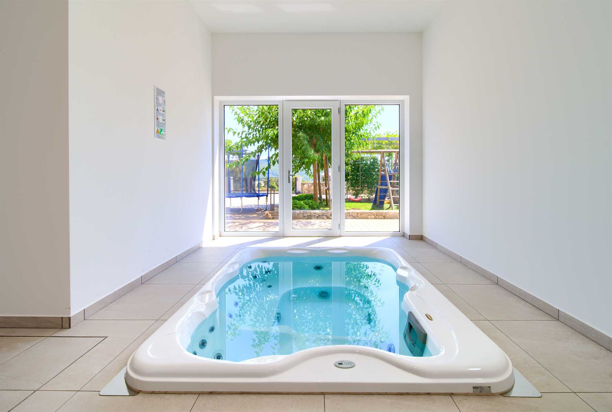 Apartment ROYAL 2 with pool and jacuzzi