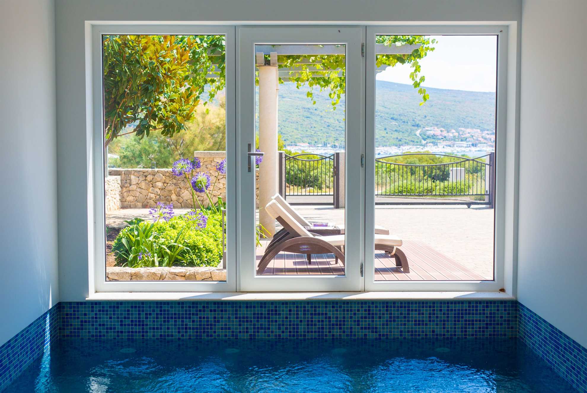 Apartment ROYAL 2 with pool and jacuzzi