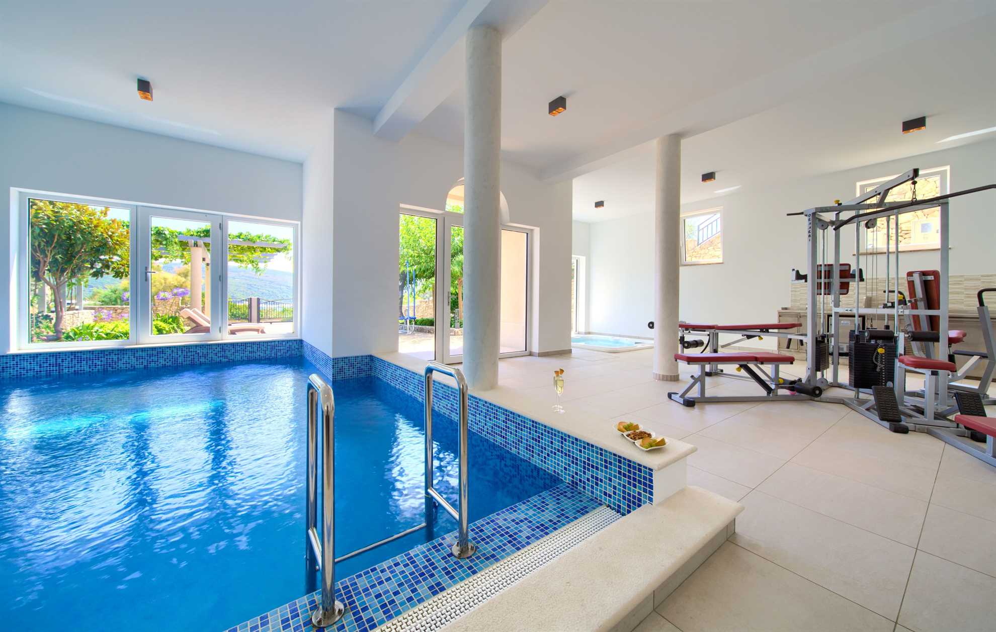 Apartment ROYAL 2 with pool and jacuzzi