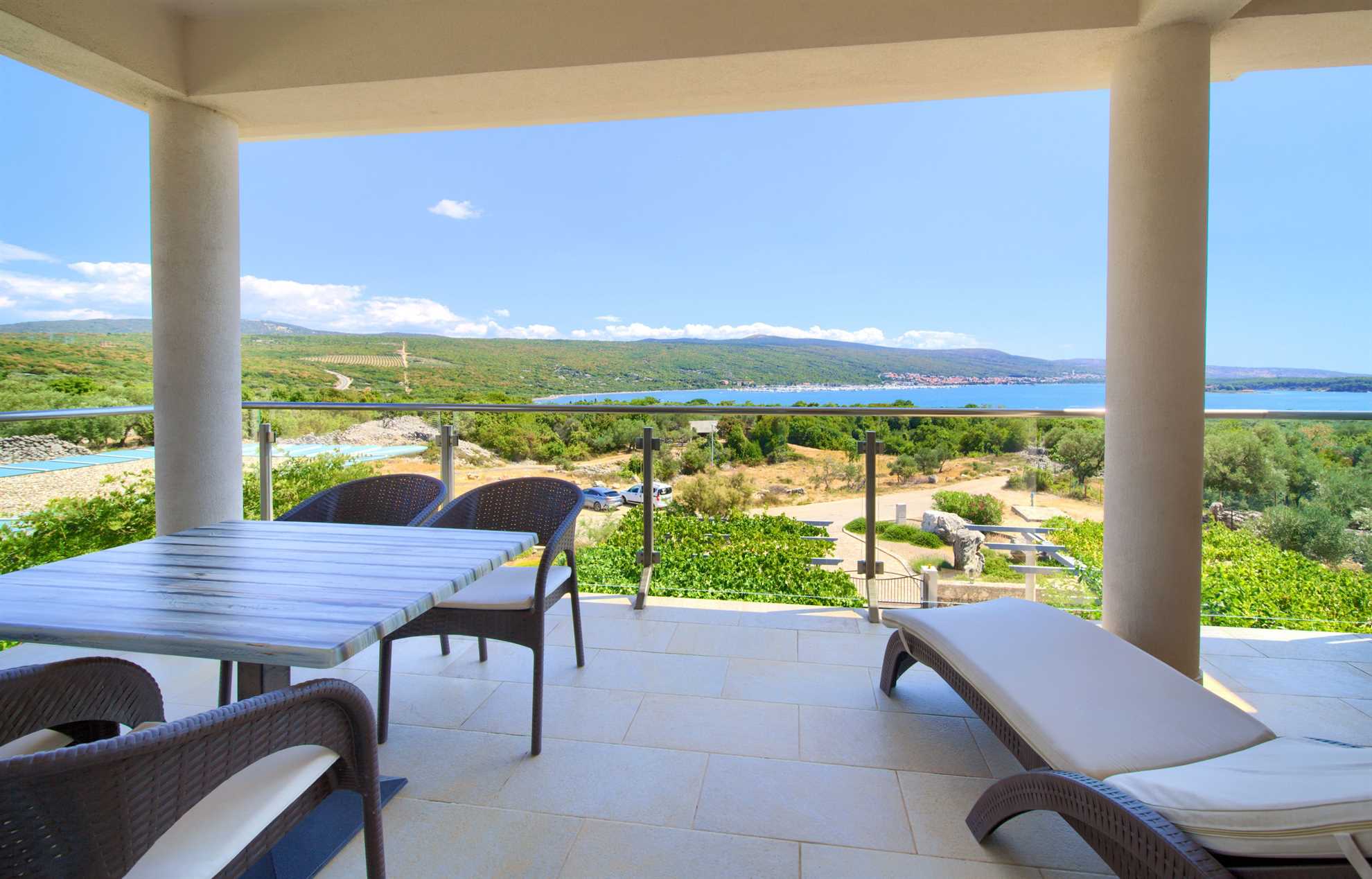 Apartment ROYAL 2 with pool and jacuzzi