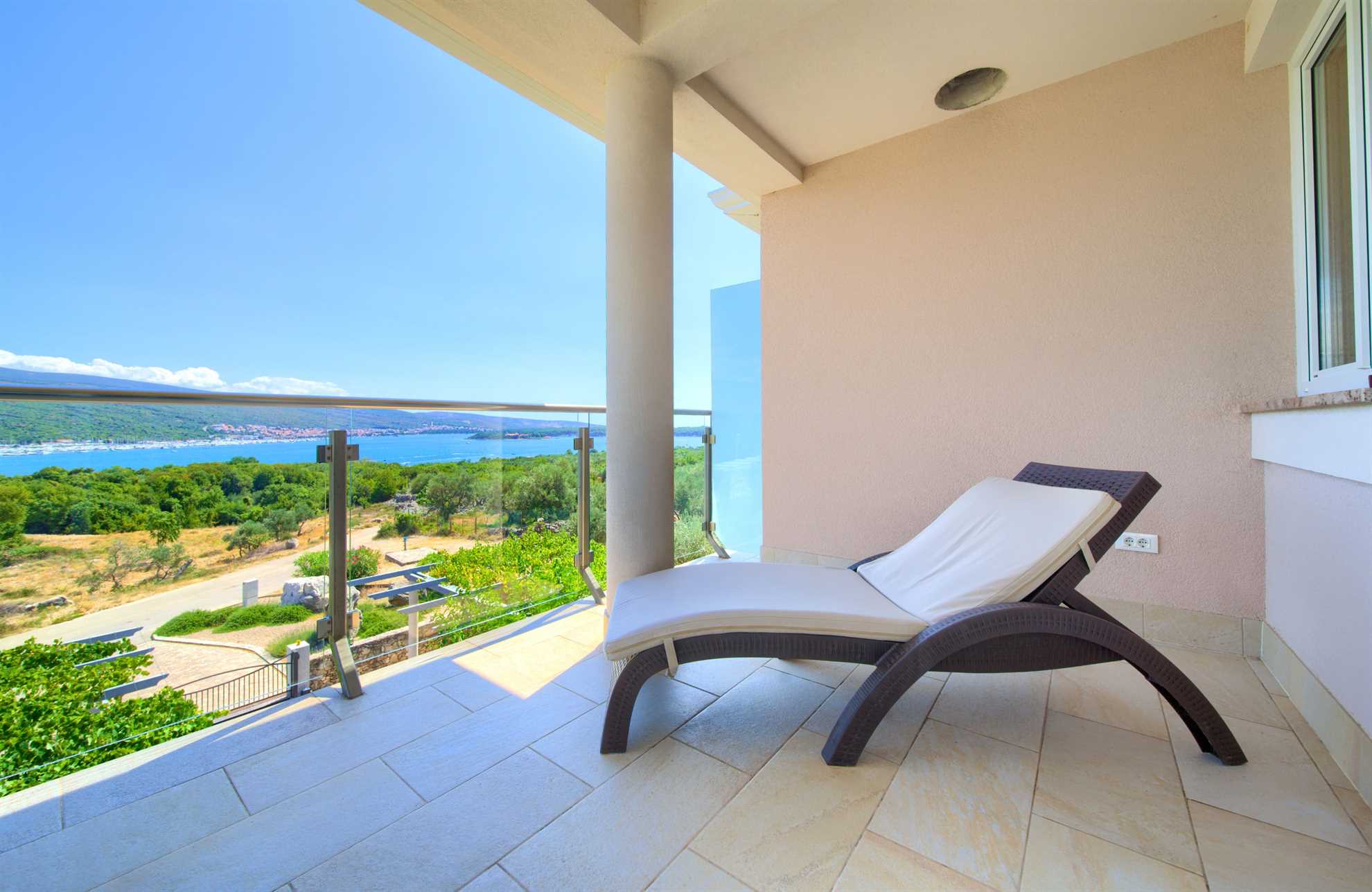 Apartment ROYAL 2 with pool and jacuzzi