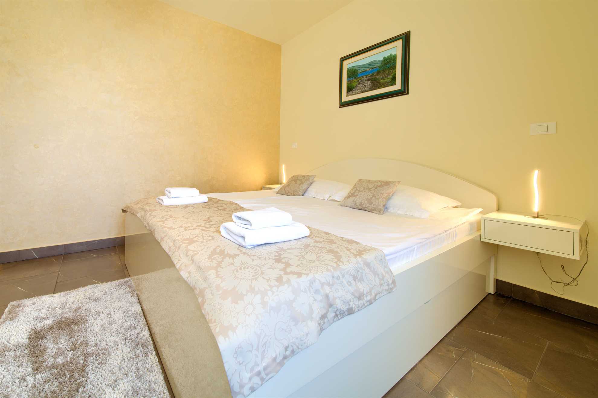 Apartment ROYAL 2 with pool and jacuzzi