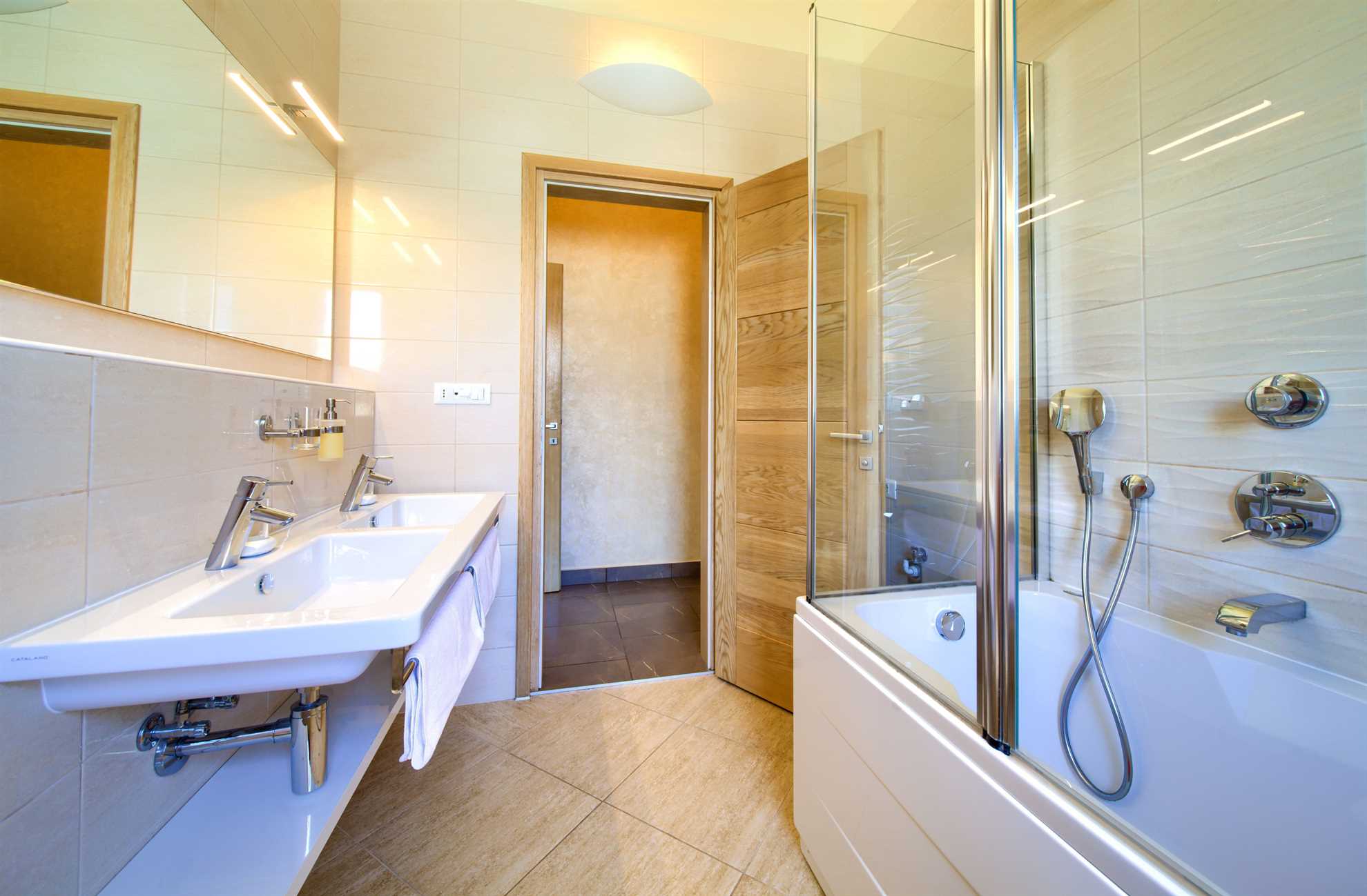 Apartment ROYAL 2 with pool and jacuzzi