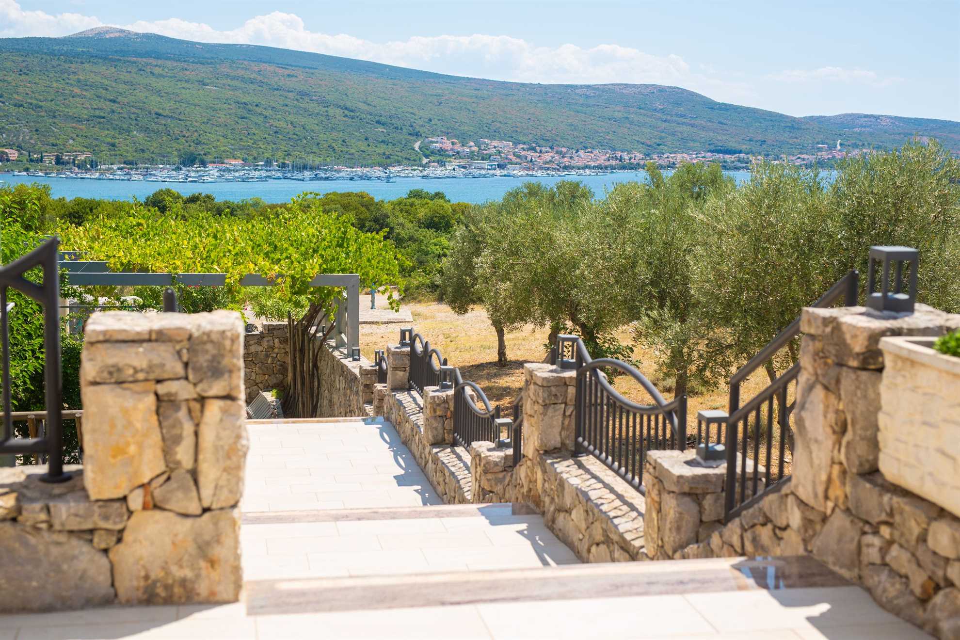 Apartment ROYAL 2 with pool and jacuzzi