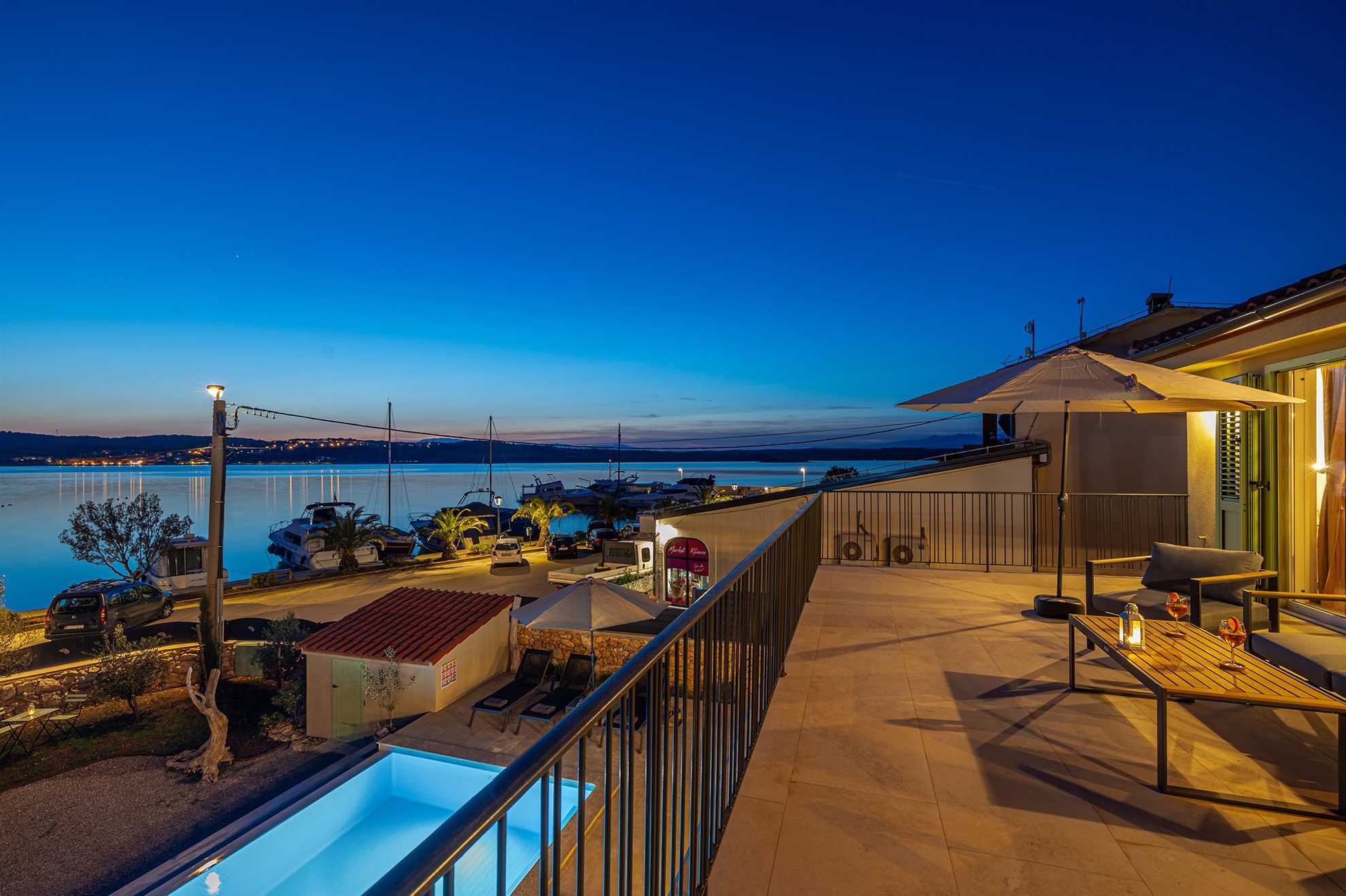 Vila BEACHFRONT s grijanim bazenom