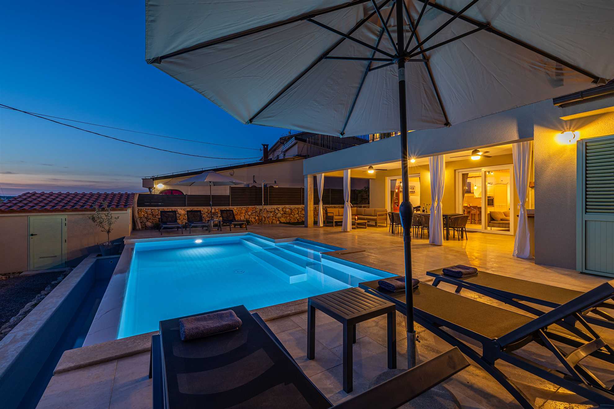 Vila BEACHFRONT s grijanim bazenom