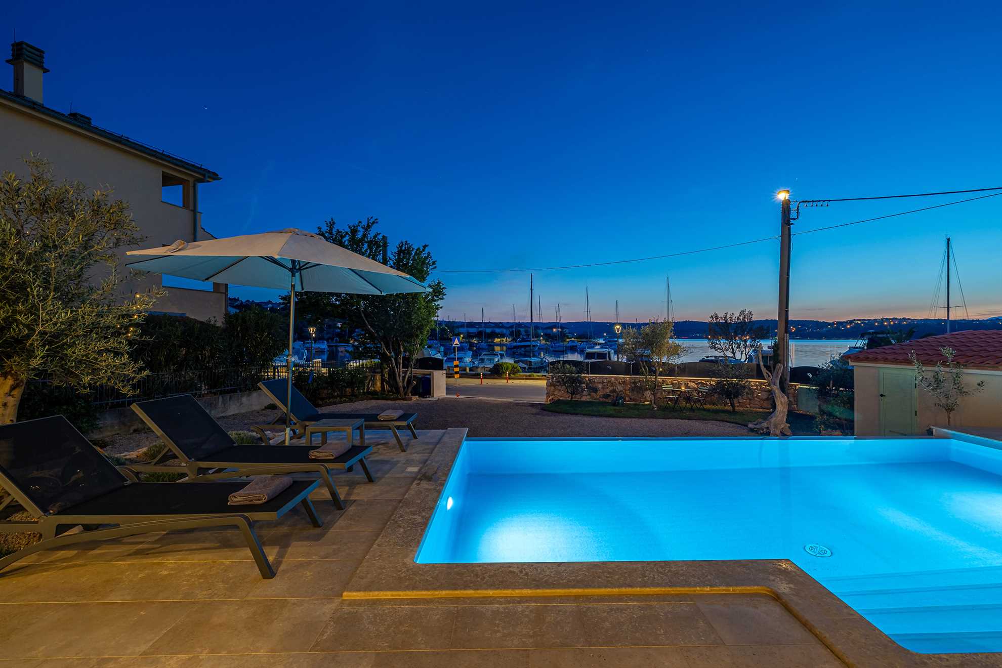 Vila BEACHFRONT s grijanim bazenom