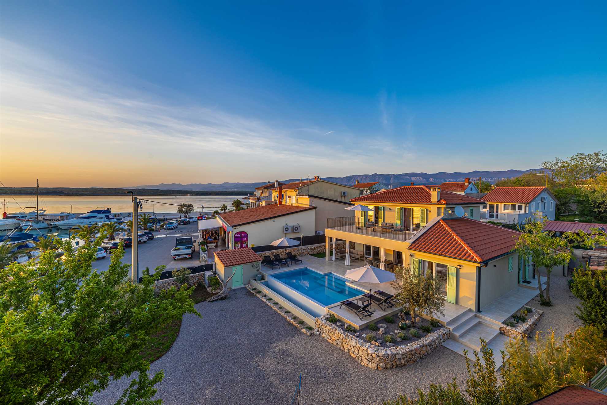 Vila BEACHFRONT s grijanim bazenom