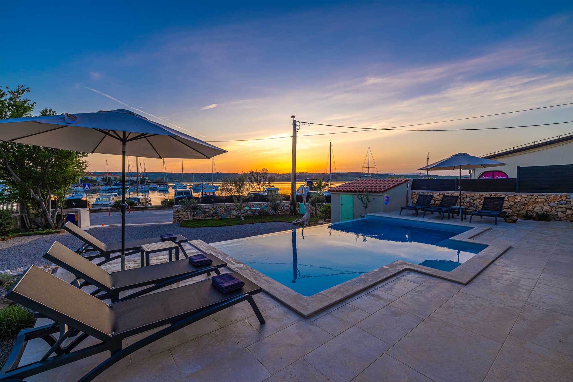 Vila BEACHFRONT s grijanim bazenom