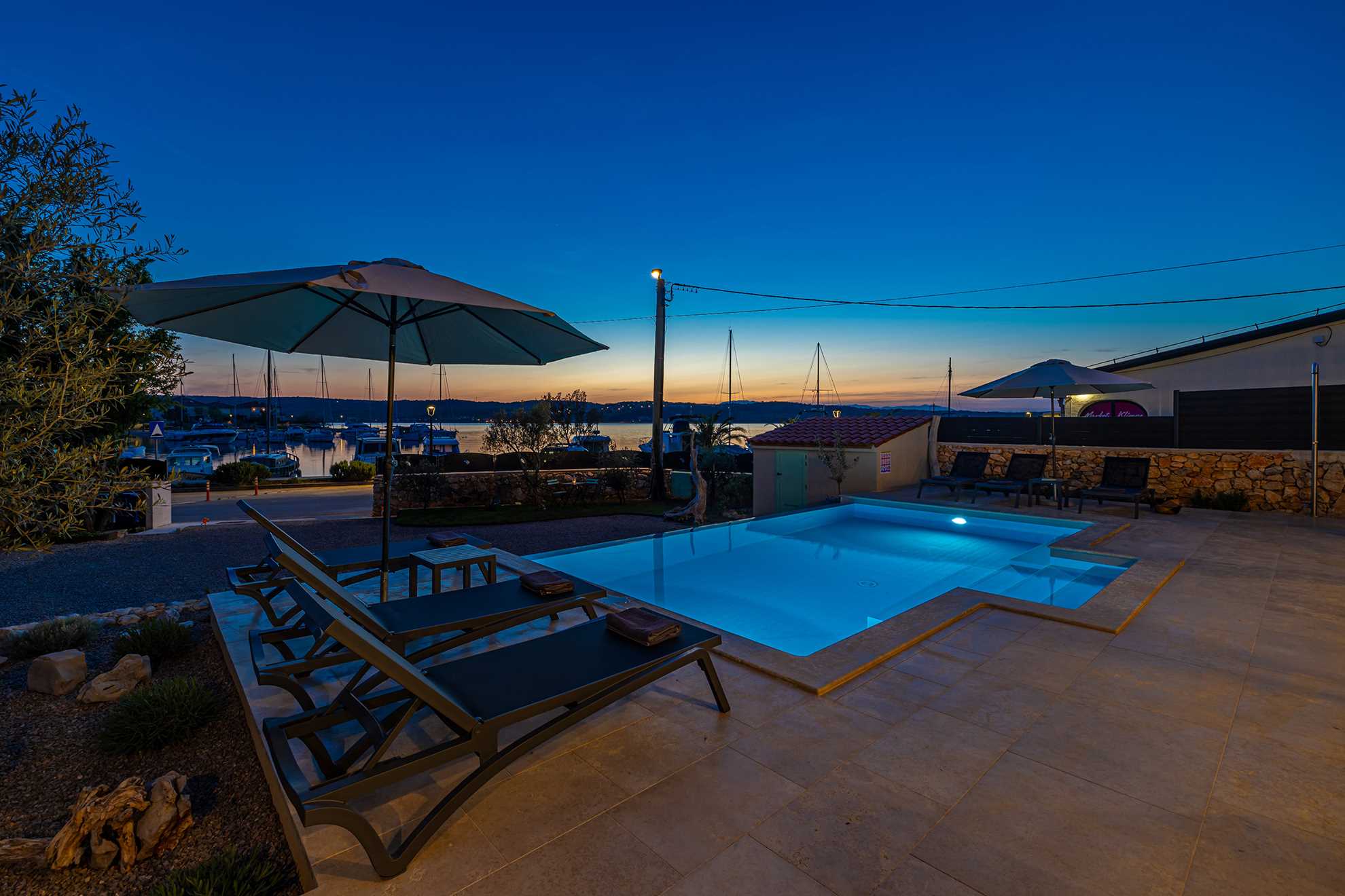 Vila BEACHFRONT s grijanim bazenom