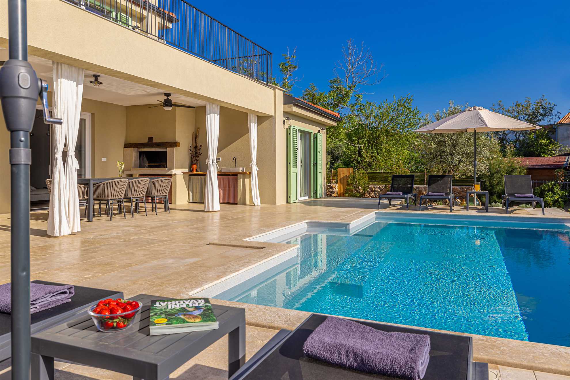 Vila BEACHFRONT s grijanim bazenom