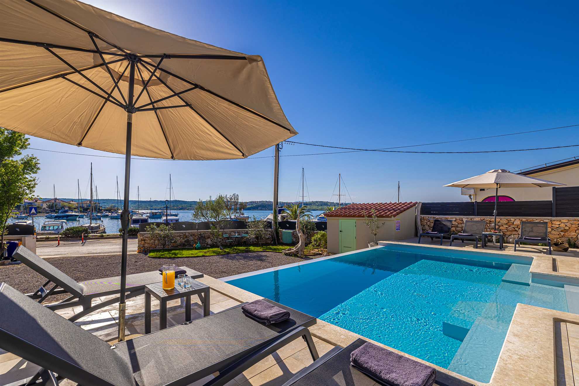 Vila BEACHFRONT s grijanim bazenom