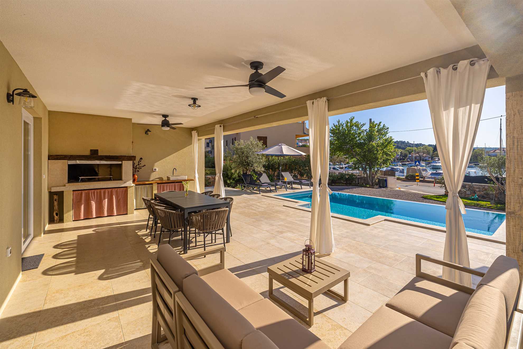 Vila BEACHFRONT s grijanim bazenom