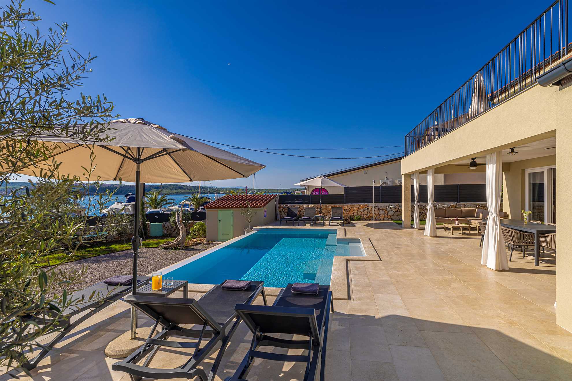 Vila BEACHFRONT s grijanim bazenom