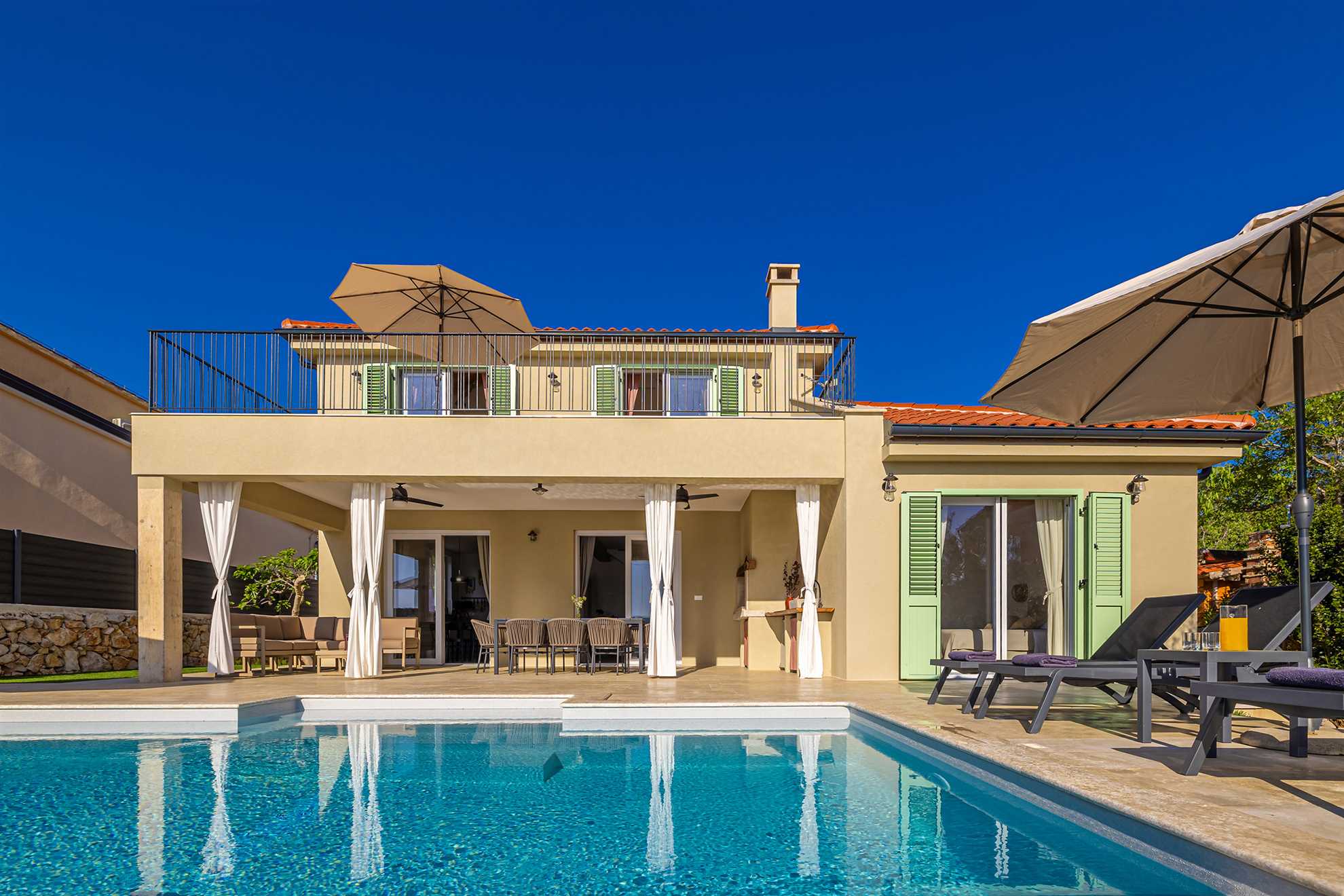 Vila BEACHFRONT s grijanim bazenom