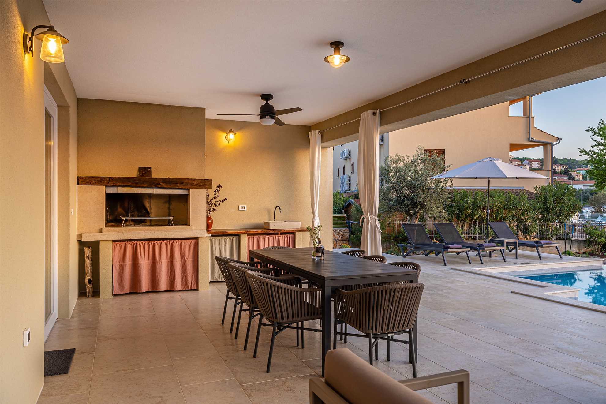 Vila BEACHFRONT s grijanim bazenom