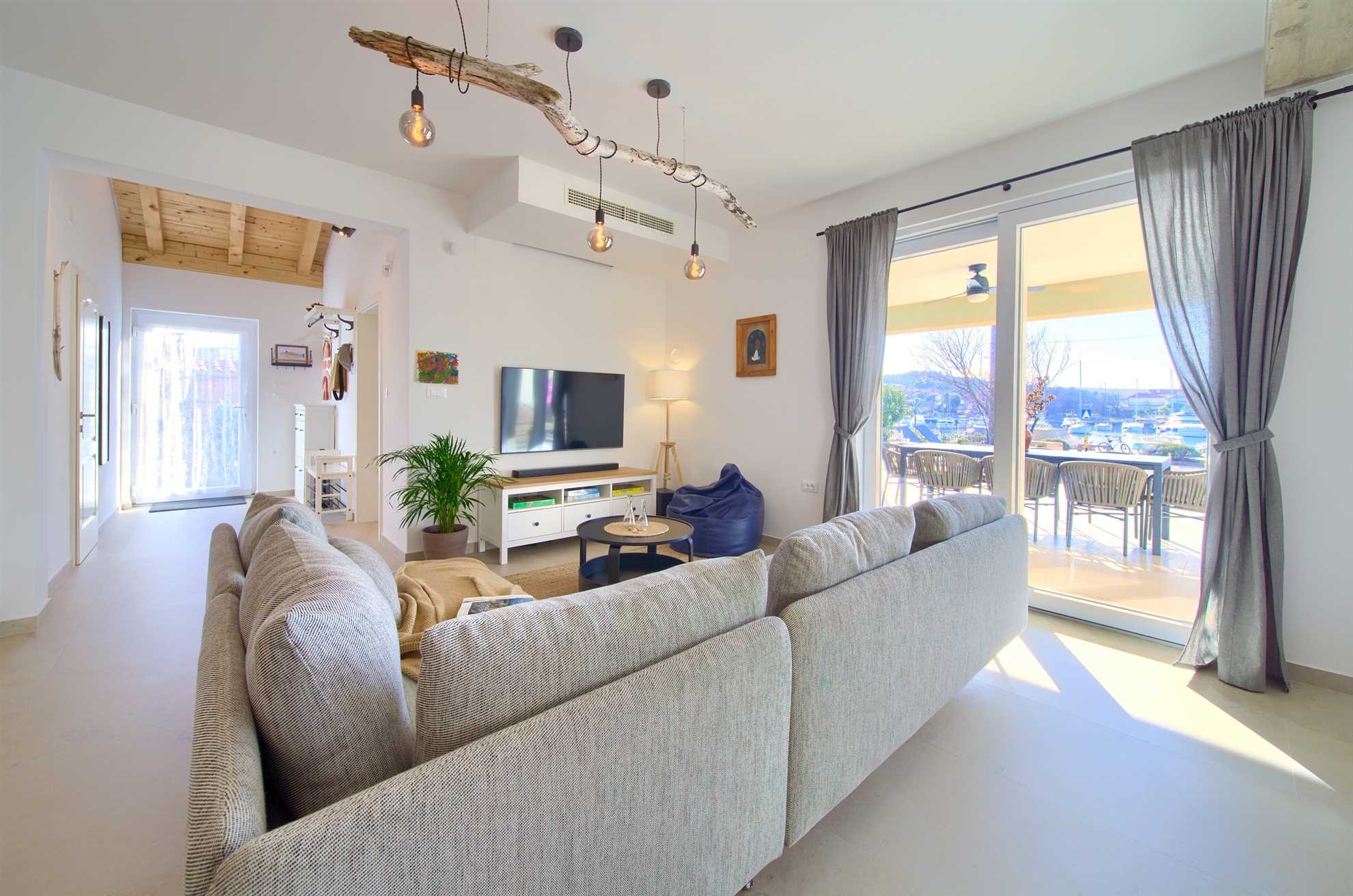 Vila BEACHFRONT s grijanim bazenom