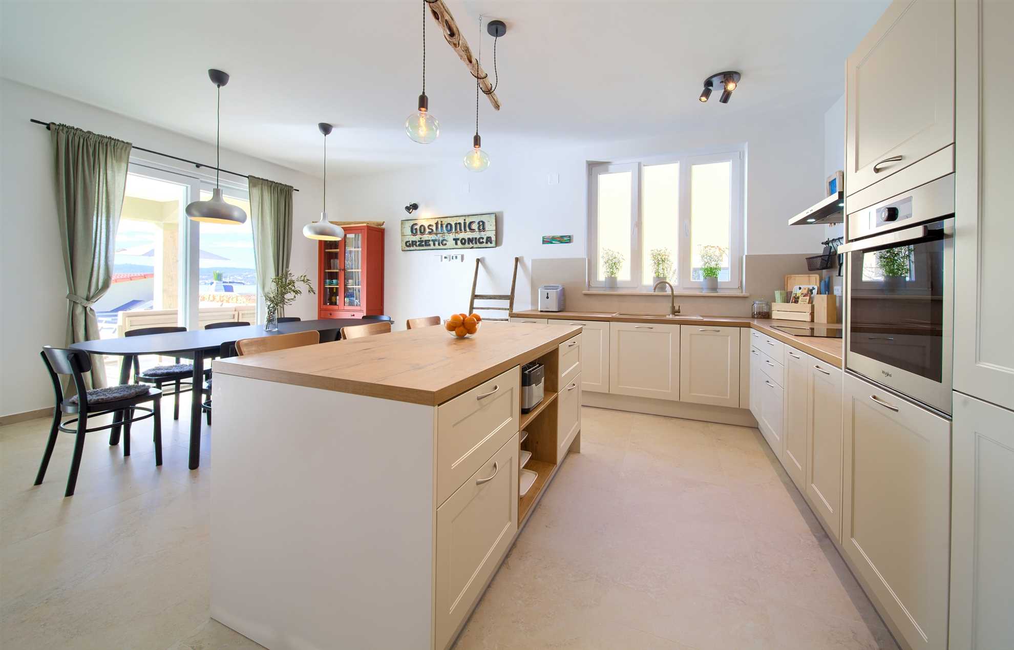 Vila BEACHFRONT s grijanim bazenom