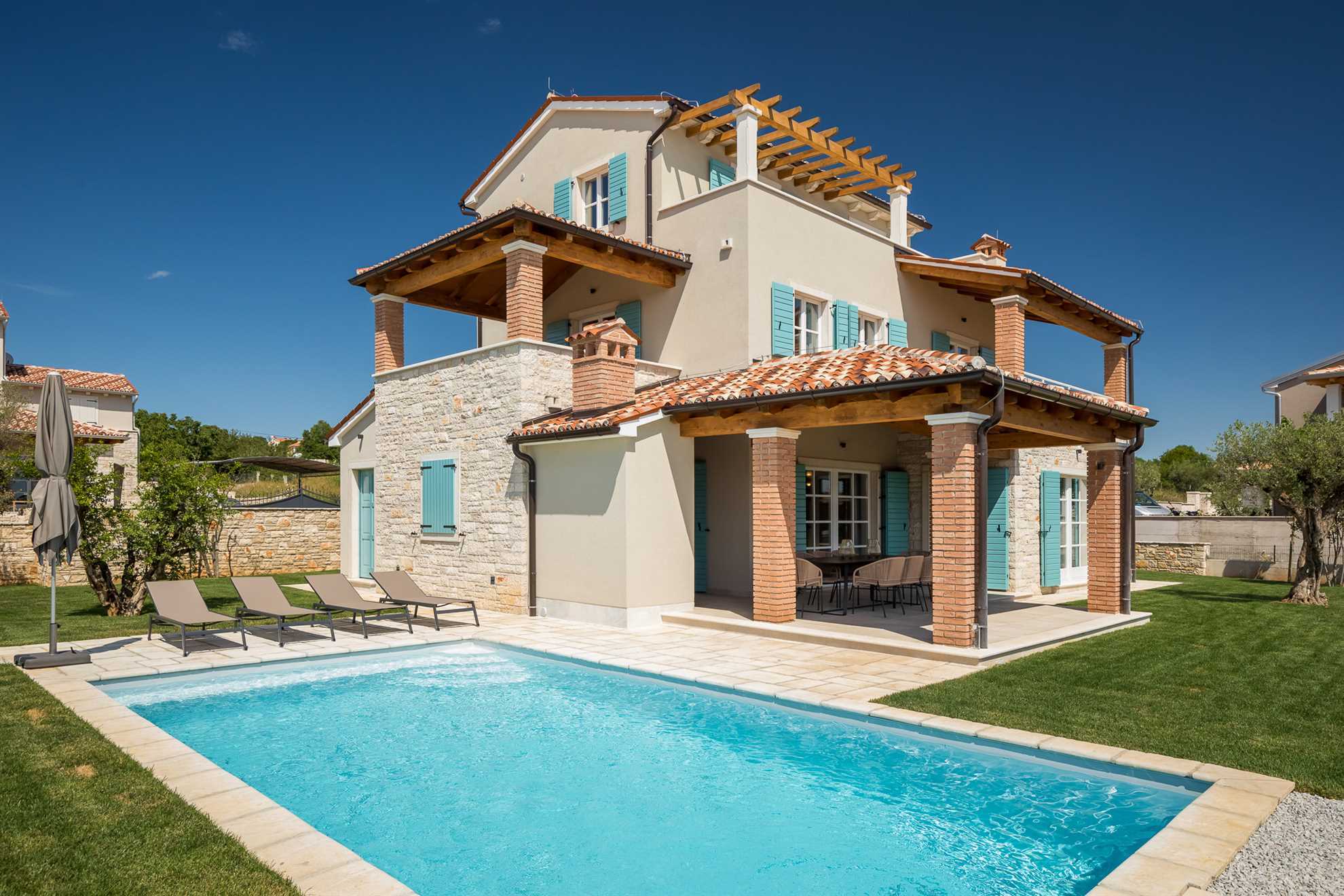 Villa Oaza – Eine steinerne Oase mit Blick auf das Meer