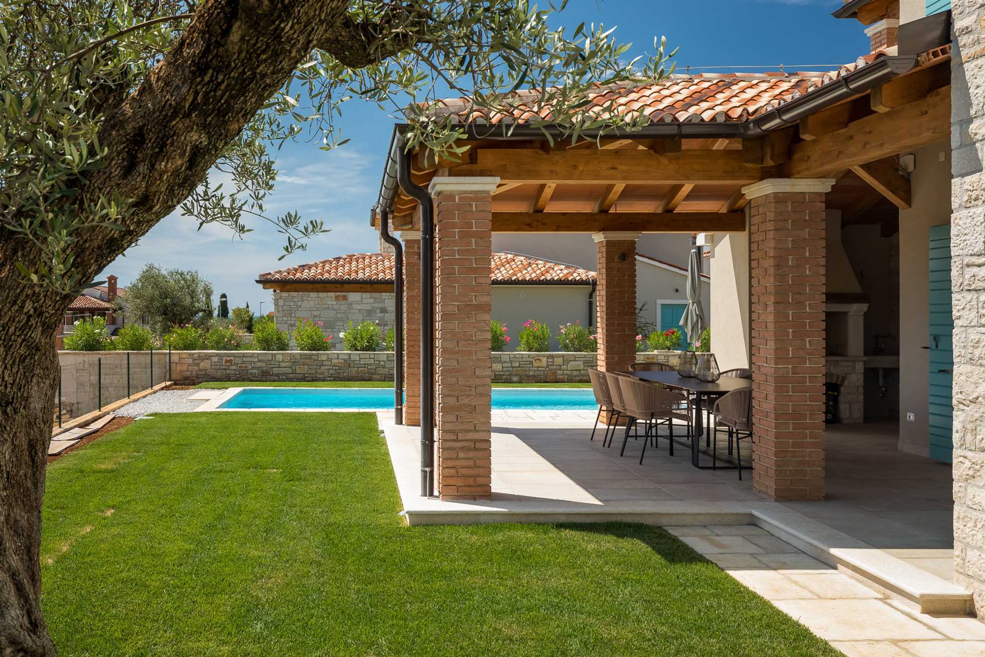 Villa Oaza – Eine steinerne Oase mit Blick auf das Meer