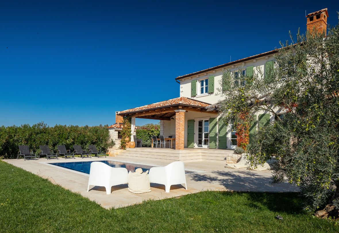 MEDITERANE VILLA SIROK MIT POOL UND SAUNA