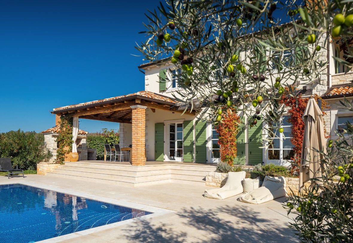 MEDITERANE VILLA SIROK MIT POOL UND SAUNA