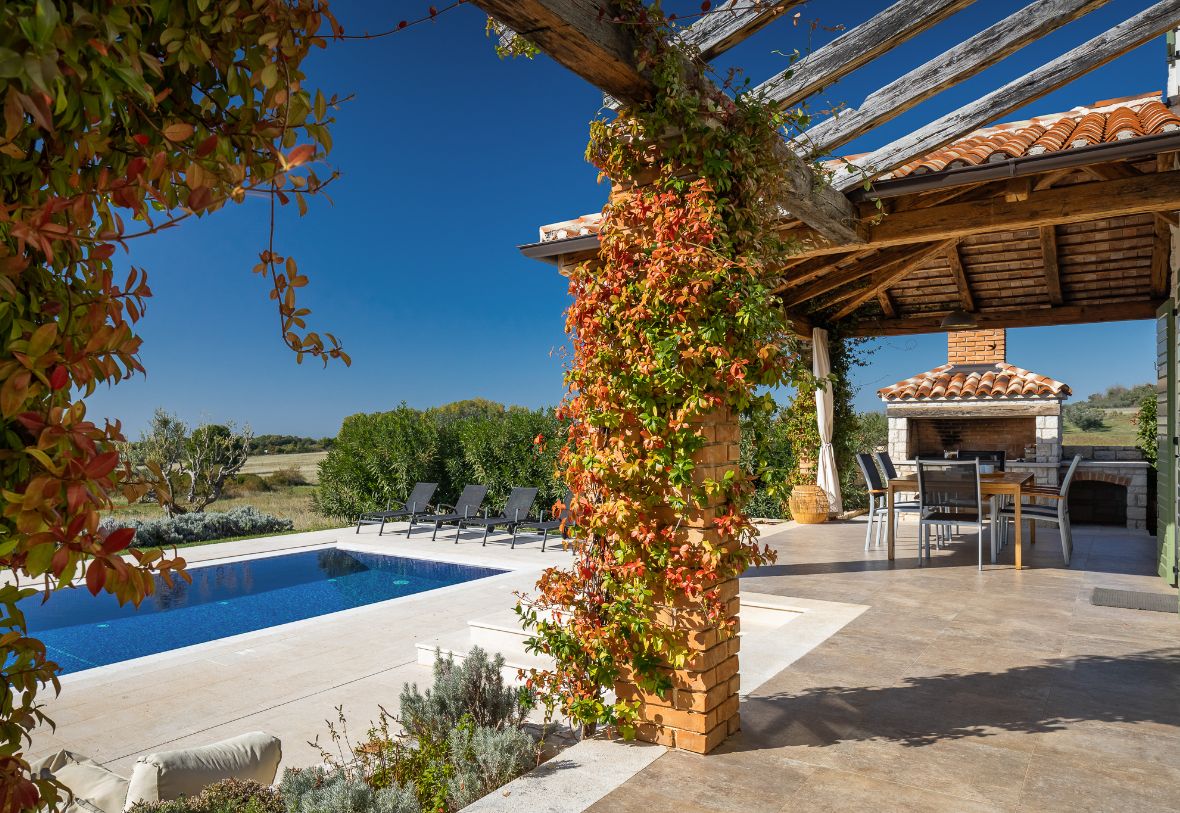 MEDITERANE VILLA SIROK MIT POOL UND SAUNA