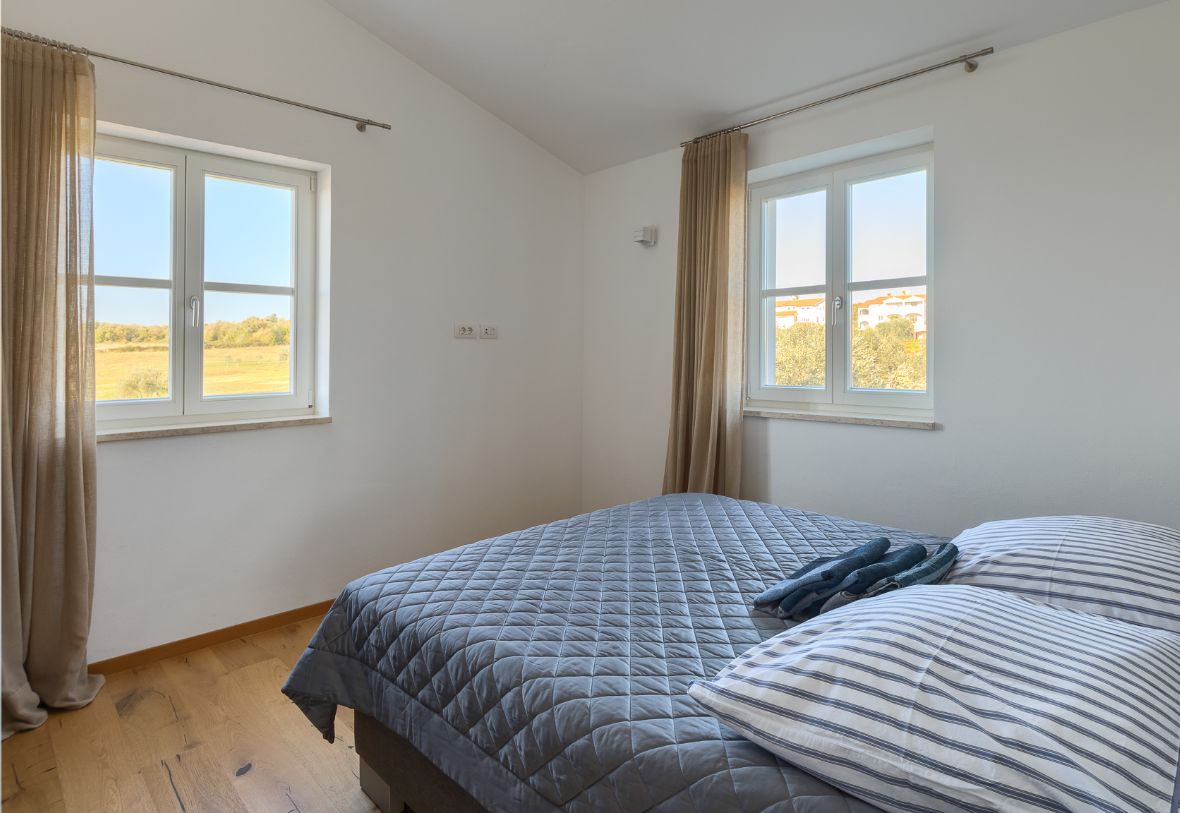MEDITERANE VILLA SIROK MIT POOL UND SAUNA