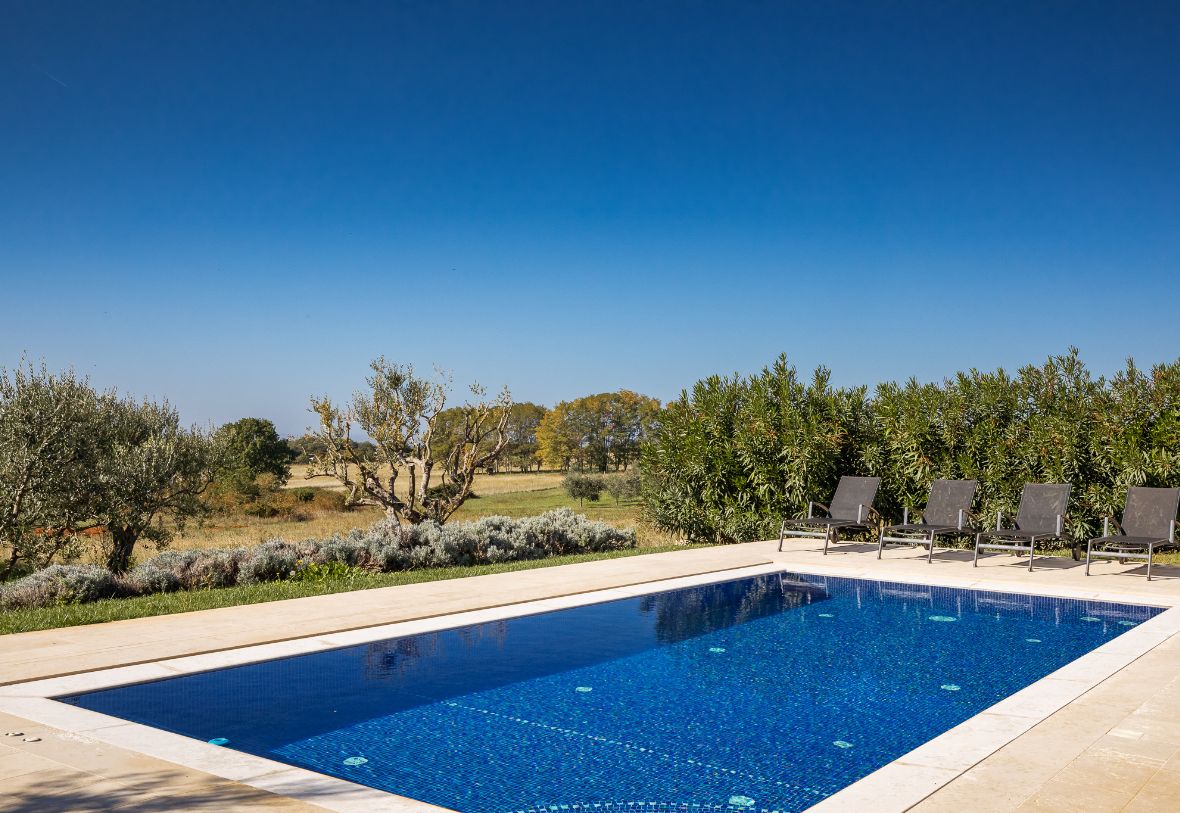 MEDITERANE VILLA SIROK MIT POOL UND SAUNA
