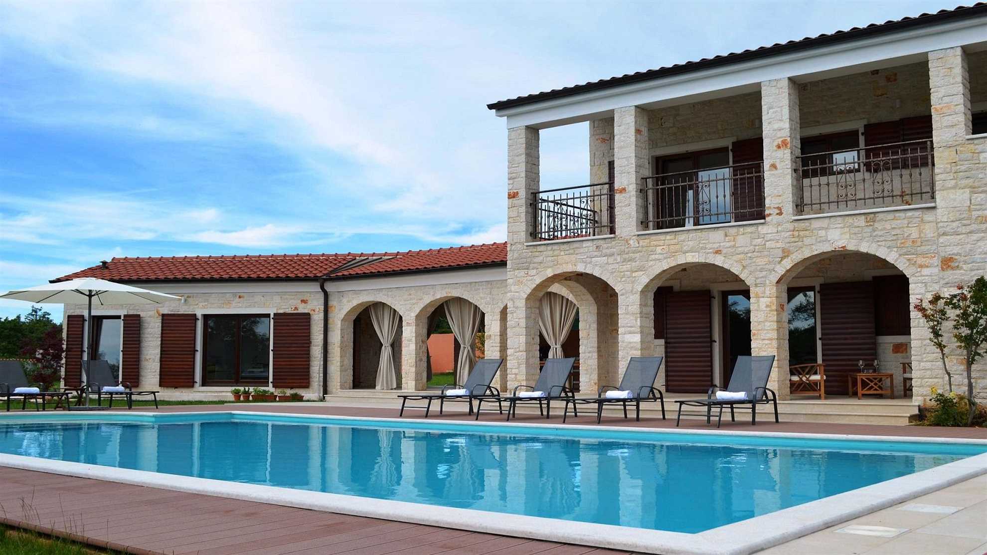 Spacious poolside villa with beautiful garden