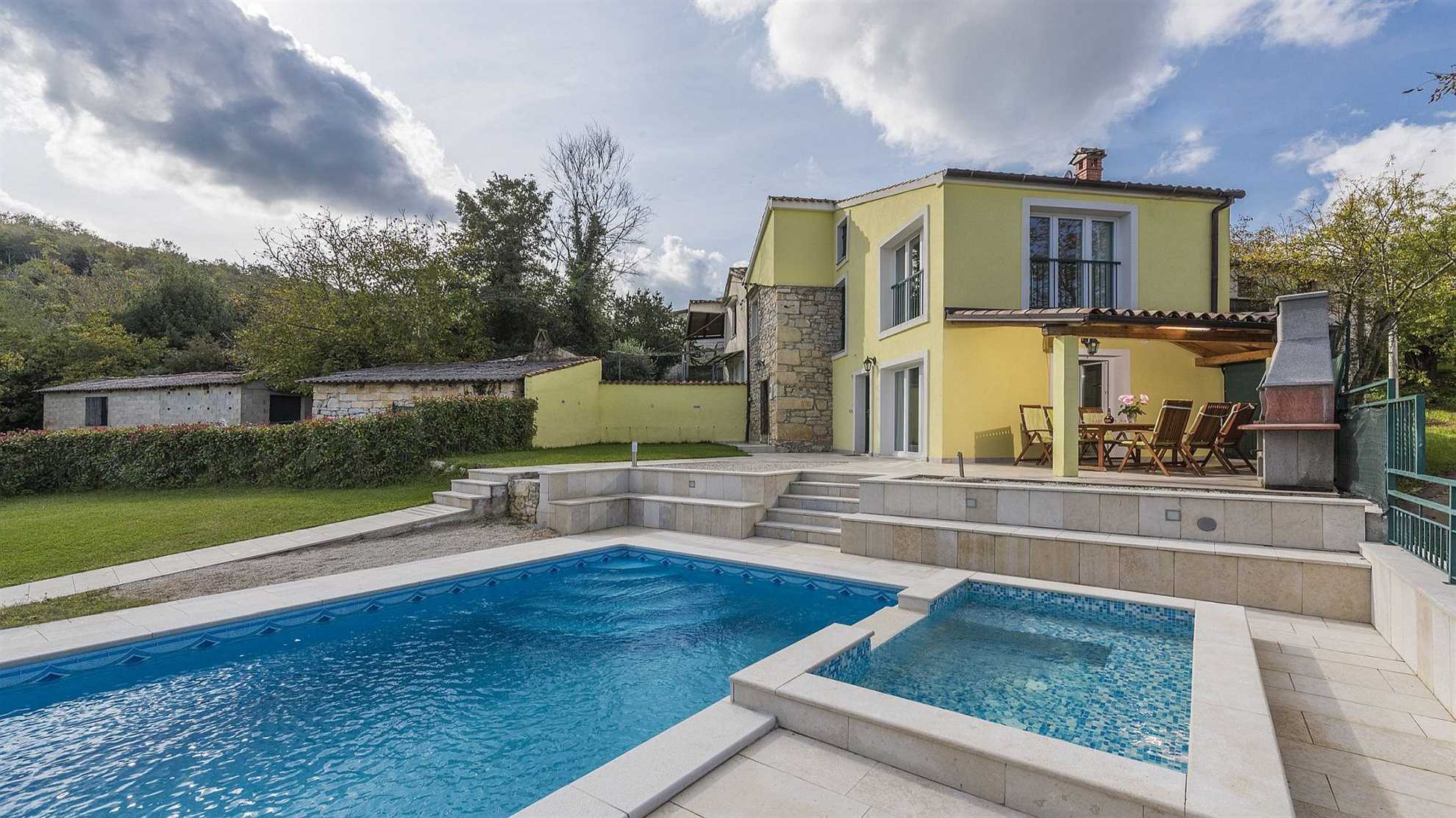 Lovely villa with swimming pool