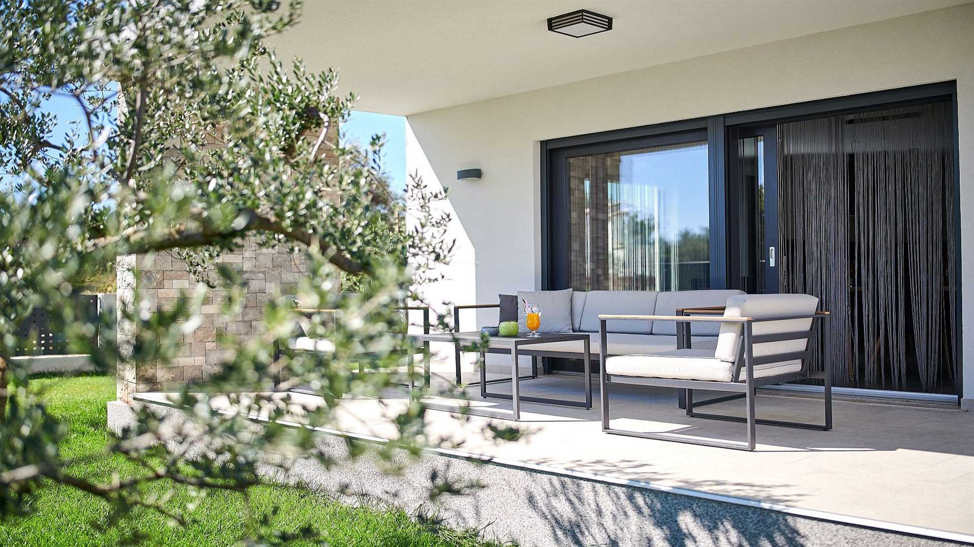 Beautiful luxurious poolside villa near Buje