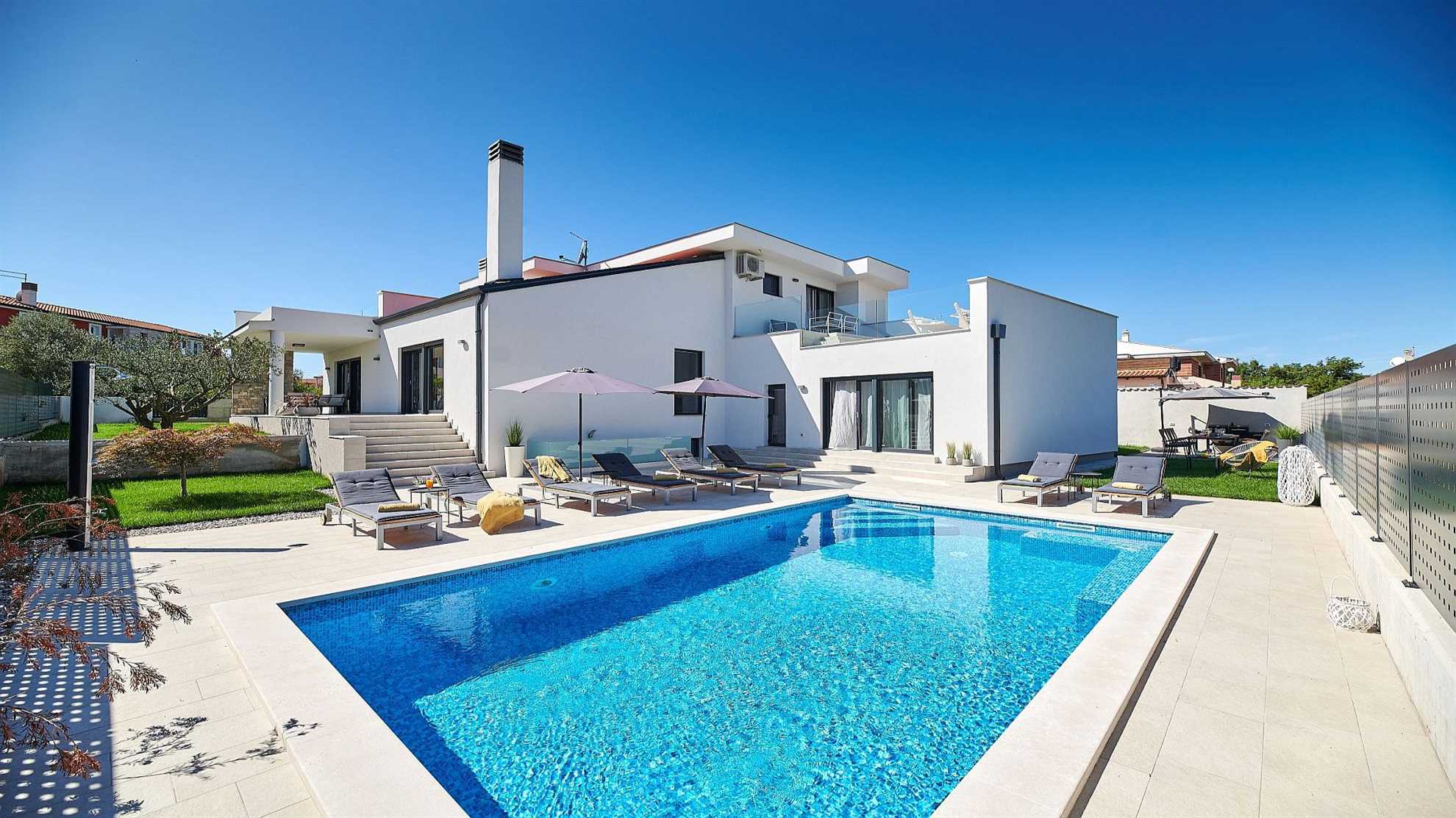 Beautiful luxurious poolside villa near Buje